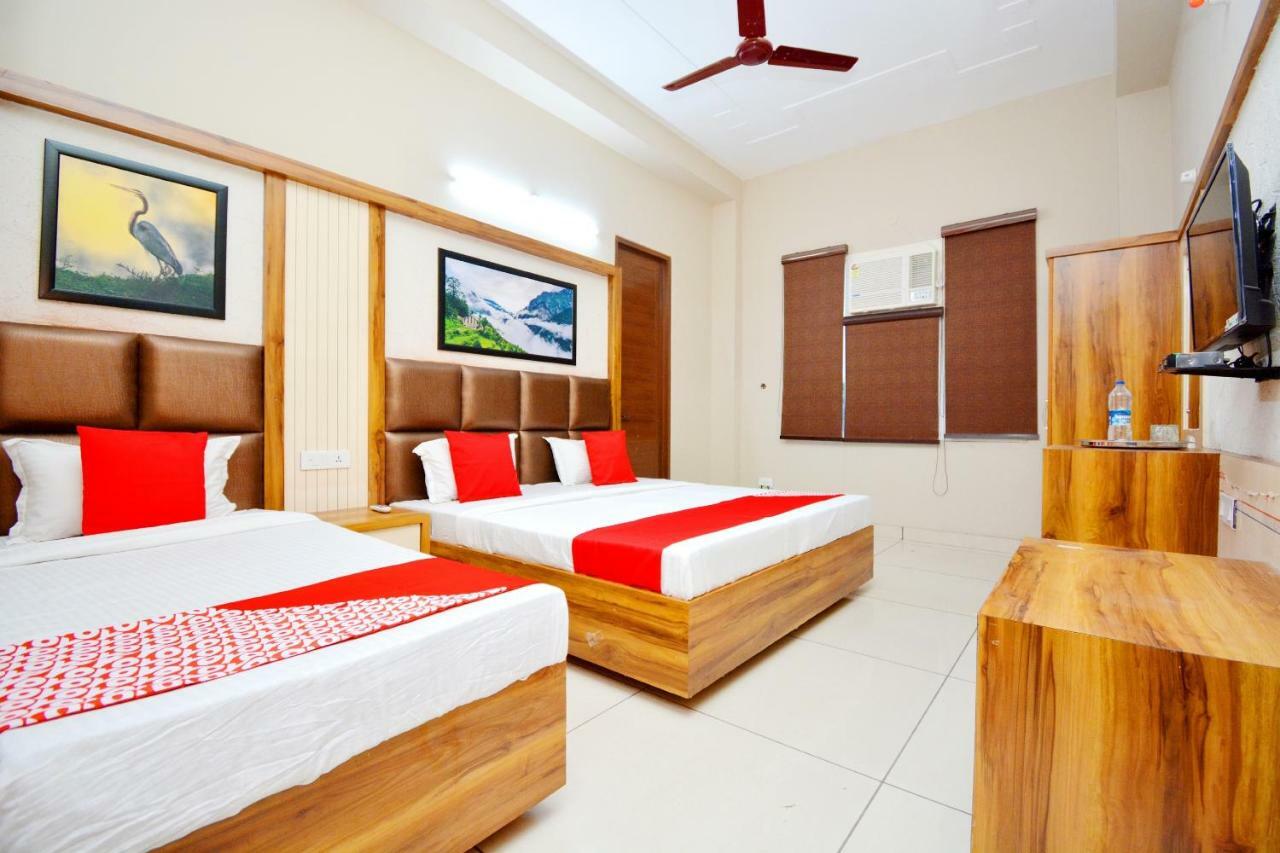 Oyo 40699 Grand Sokhi Tarn Taran Exterior foto