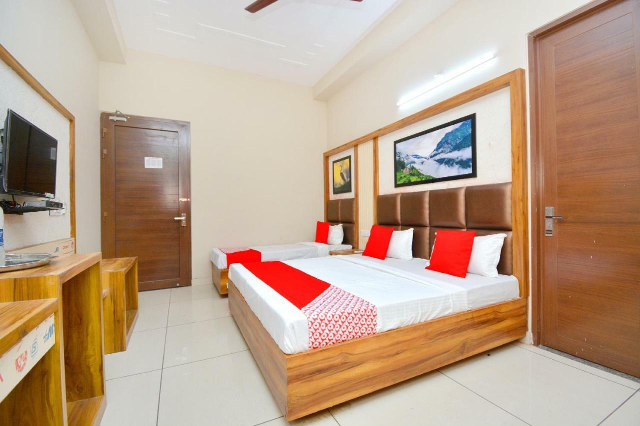 Oyo 40699 Grand Sokhi Tarn Taran Exterior foto